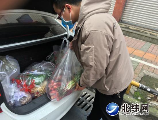 正在配送蔬菜的陳曉
