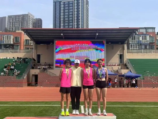 谷花老师为高中女子800米冠亚军陈琪帆、柳思桐颁奖