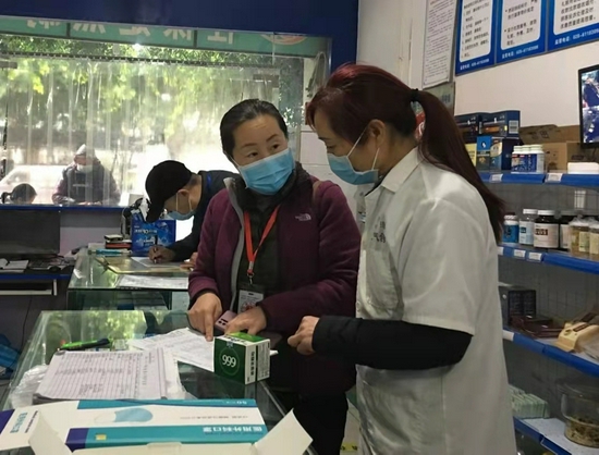 工作人員正在執法。成都市市場監管局供圖
