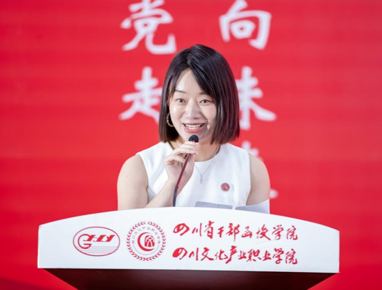 教师代表邓丽赠言