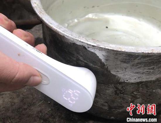 測量水溫。游仙宣傳部供圖