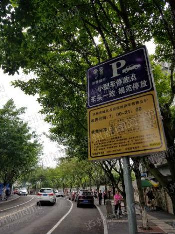 榆景路两侧都划了停车位