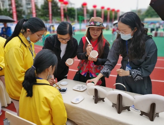 陶瓷坊同学主动邀请参观老师体验课程