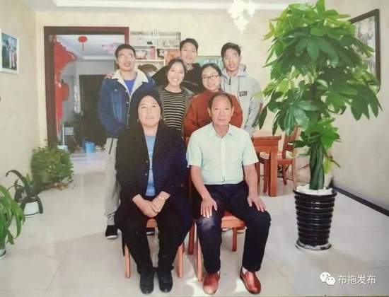 羅色爾一家合影