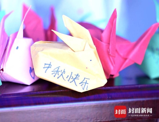 每一個“玉兔”上都寫著“中秋快樂”。