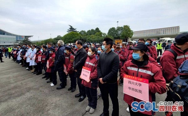 2月2日，四川省第三批援助湖北医疗队126名医护人员带相关物资奔赴武汉。