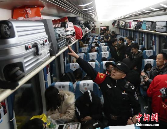 资料图:乘警在列车上进行安全检查。中新社记者 张畅 摄