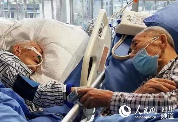 兩位老人緊緊牽著手(新都區(qū)委宣傳部供圖)