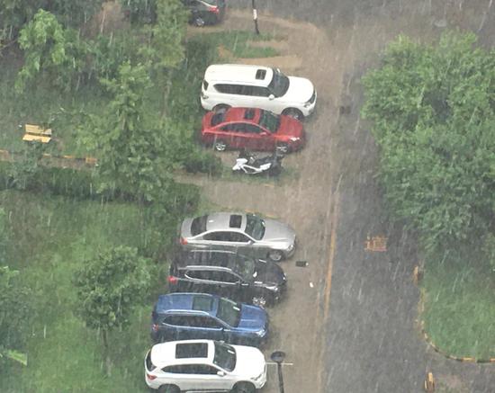 ▲2020年8月12日,北京迎來今年入汛以來最強降雨。朝陽區立水橋,暴雨中的私家車。圖據ICphoto