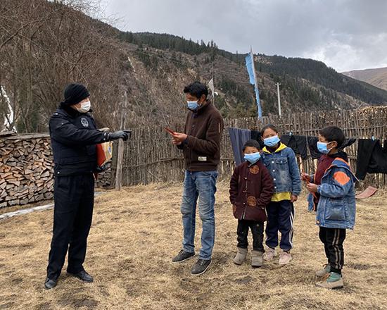 3月12日，四川省松潘县毛尔盖片区，民警向牧民宣传防疫知识。 澎湃新闻记者 胥辉 图