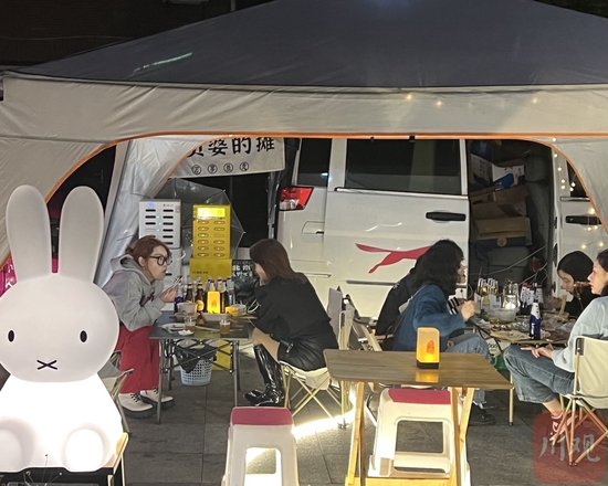 前來消費的年輕人。徐也晴 攝