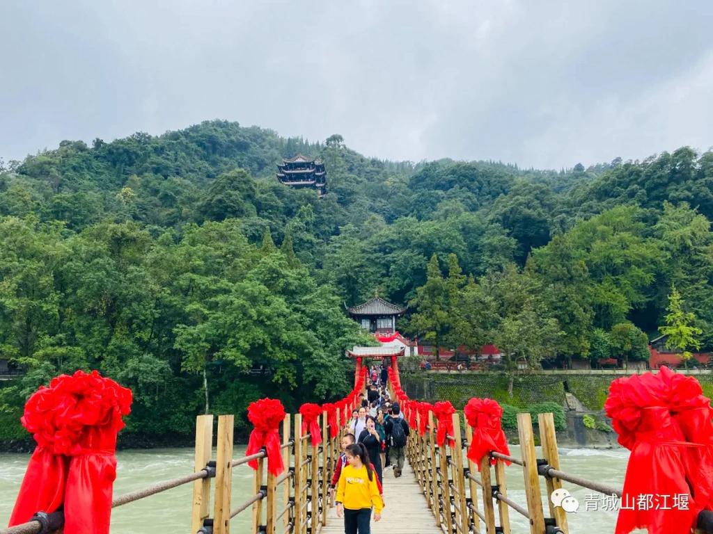 游客来都江堰—青城山景区游玩。（景区供图）