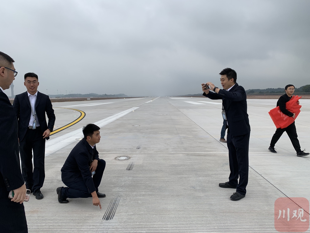 天府国际机场的第一道“吻痕”