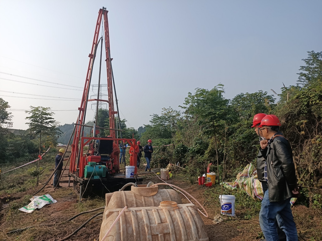 中铁二院技术人员在成渝中线上进行地质钻探