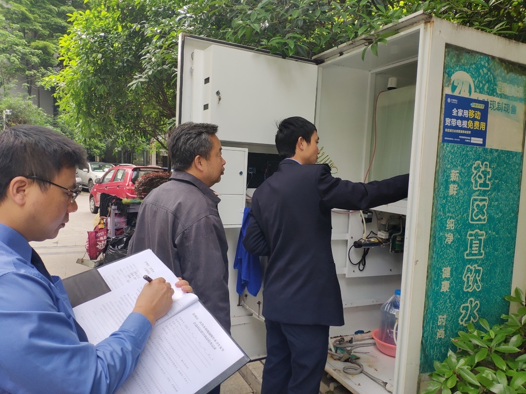 成都检察机关开展小区现制现售水专项监督。（四川省检察院供图）