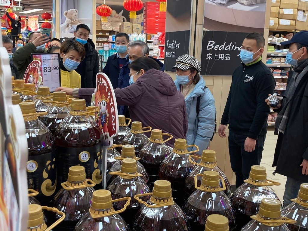 四川省粮食和物资储备局查看超市粮油物资储备情况 摄影 王成栋