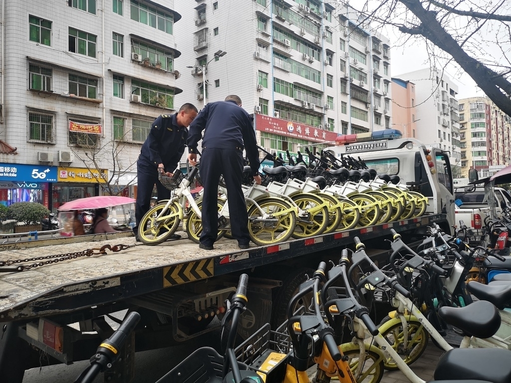 巴中城区，城管部门正在清理多余的扫码单车