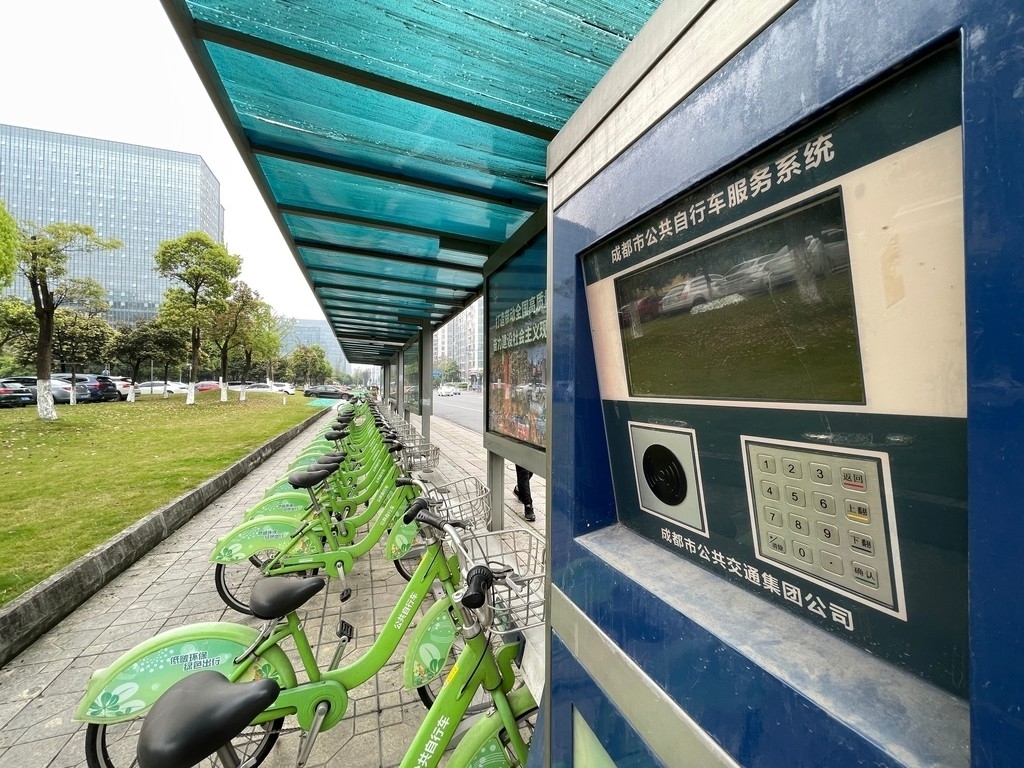 成都城區(qū)某街頭的有樁單車(chē),操作系統(tǒng)已無(wú)法使用