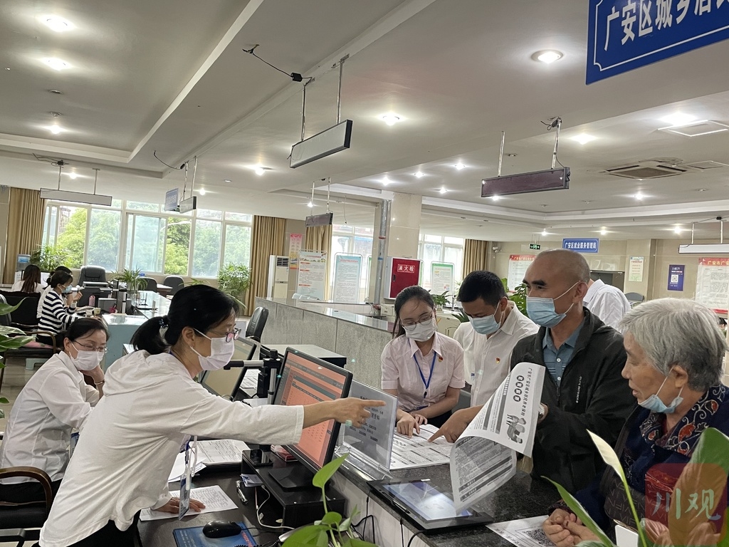 近日，在广安市广安区社保局服务大厅，一对老年夫妇正在向工作人员咨询养老保险事宜。刘春华/摄