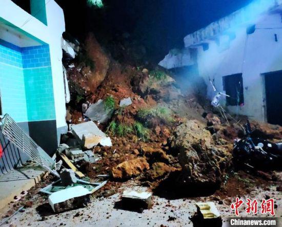 山体垮塌现场和受损的民房。 格尔全维 摄