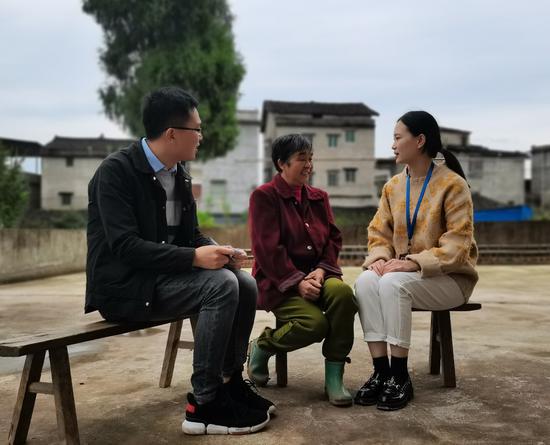 为岳池县纪检监察干部在院坝中向群众收集扶贫领域问题线索。黄敏 摄