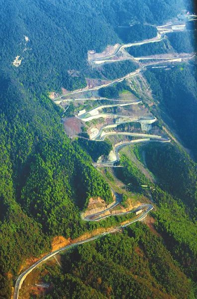 10月24日,即將全面竣工的紅巖旅游扶貧公路如巨龍盤旋在華鎣山的半山腰。 邱海鷹 攝(視覺四川)