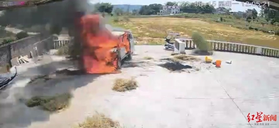 ↑面包车被大火吞噬