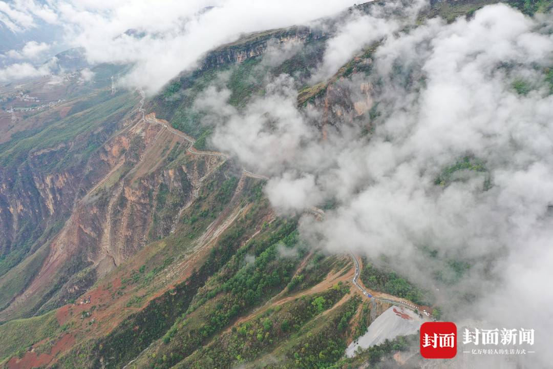 阿布洛哈村的通村公路
