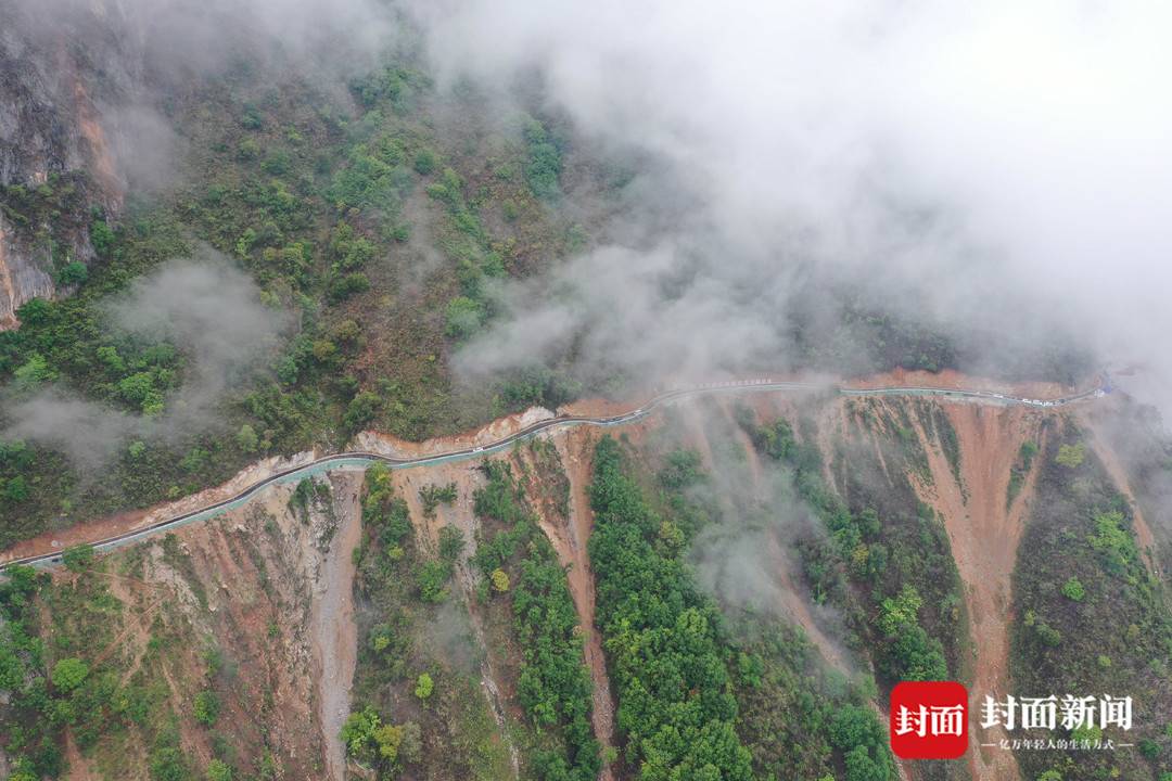 阿布洛哈村的通村公路