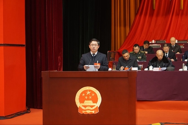 广安市市长曾卿作政府工作报告。徐小雨 摄