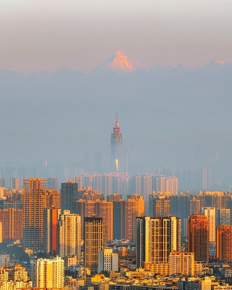 城市与雪山同框 嘉楠 摄