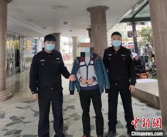 被擋獲的駕駛員。 三臺(tái)縣公安局供圖