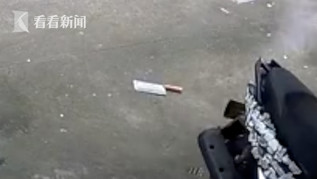 男子走路天降菜刀砸脚边 竟是楼上住户洗碗手滑