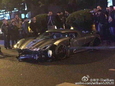 重庆一2600万超级跑车撞人行护栏