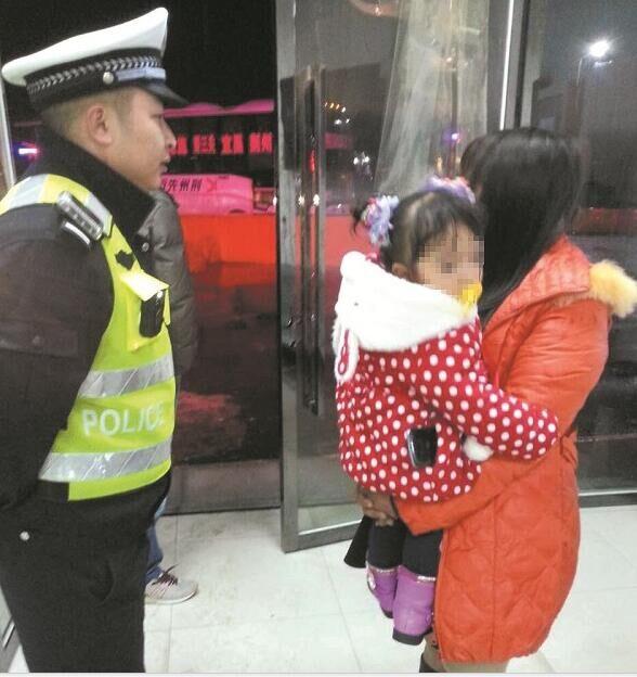 图为:交警将这对母女送上返程车(高警供图)