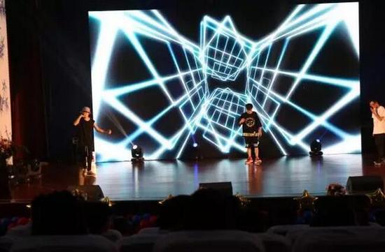 典礼在毕业生代表周羿骁、张渝杰和江皓南三位同学一曲激昂、活力四射的Rap表演中拉开帷幕。