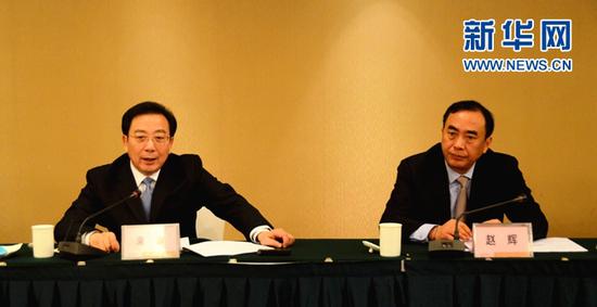 德阳市委书记蒲波(左一),市长赵辉接受媒体集中采访. 新华网周乐鹏摄
