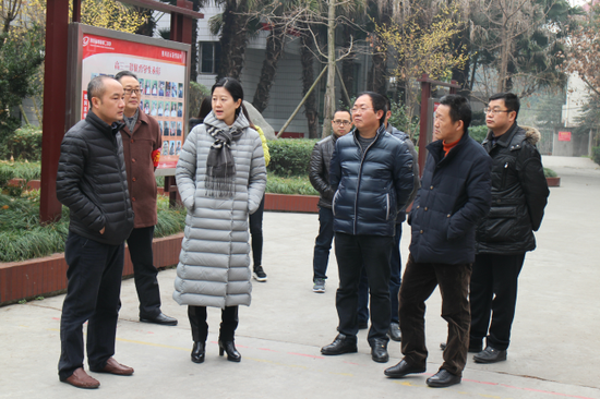 郫县副县长吴红艳同志到郫县二中进行工作调研