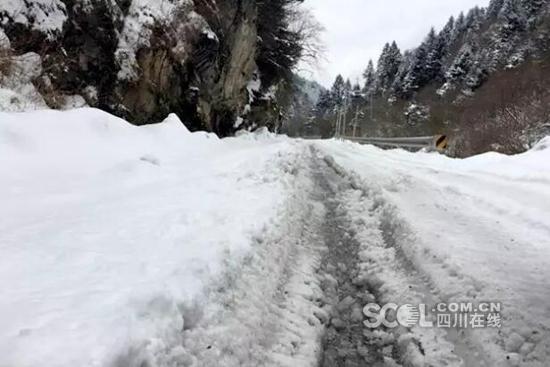 平武黄土梁降下70厘米厚大雪