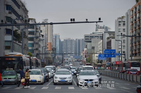 红星路启用智能交通系统 发生拥堵可报警_成都