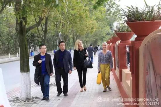 徐校长陪同新西兰客人参观校园