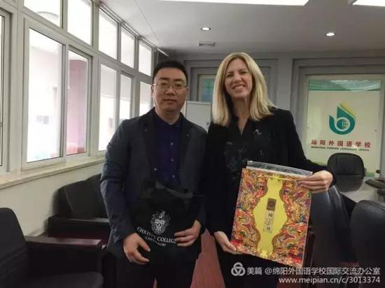 徐校长与Deanne Gath交换纪念品