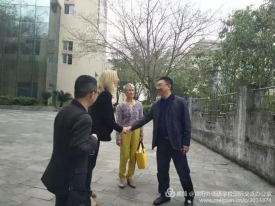 徐校长迎接新西兰客人的到来