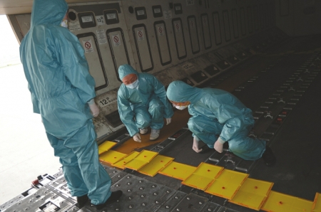 洛杉矶至成都航班现小家鼠 500块粘鼠板布阵围