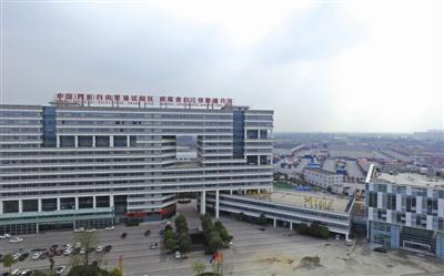 　　中国（四川）自由贸易试验区成都青白江铁路港片区。摄影 王勤