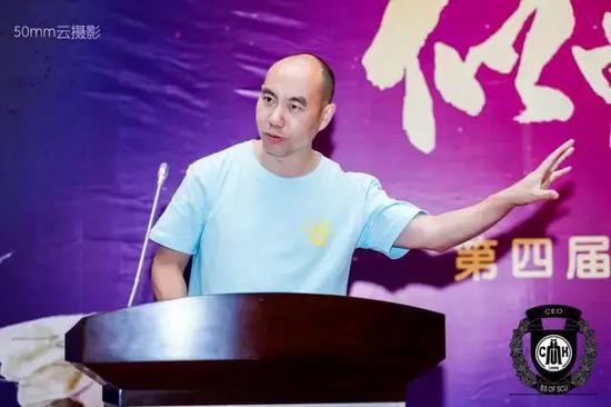 事业发展中心执行副会长郑静文汇报工作