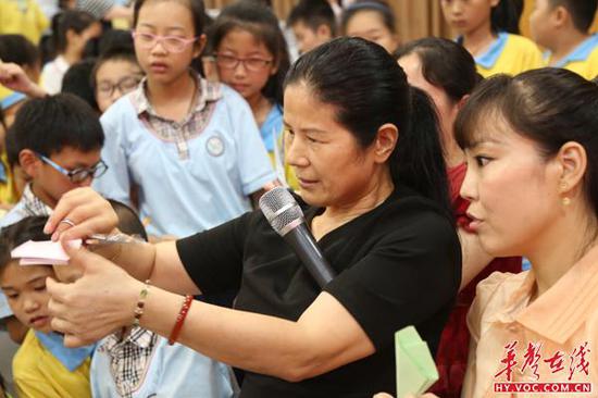 刘老师传人教孩子们学关剪纸艺术