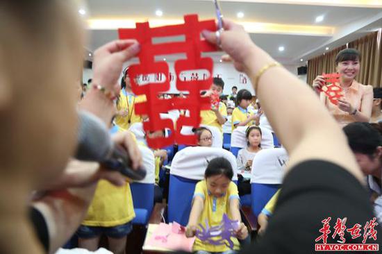 老师教孩子们学关剪纸艺术