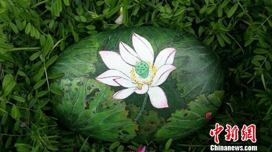 浙江安吉女画师热衷石头彩绘:小石头变精美艺