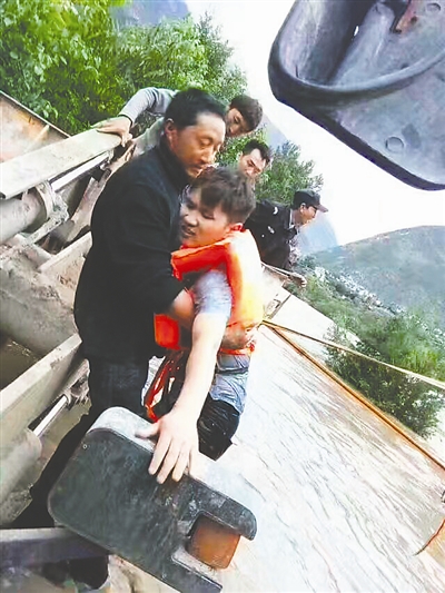 丹巴警民救援现场